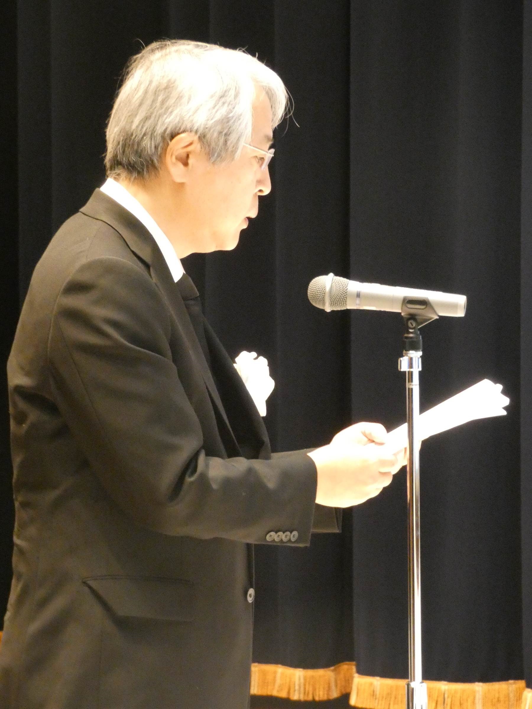 慰霊の辞を述べる前村医学部長