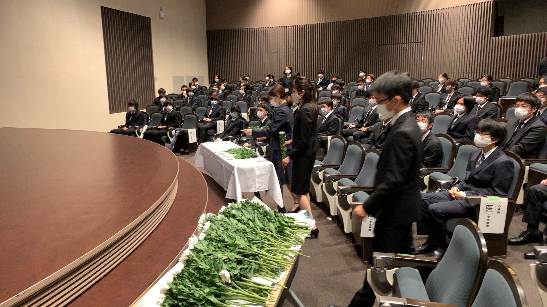 サテライト会場での献花