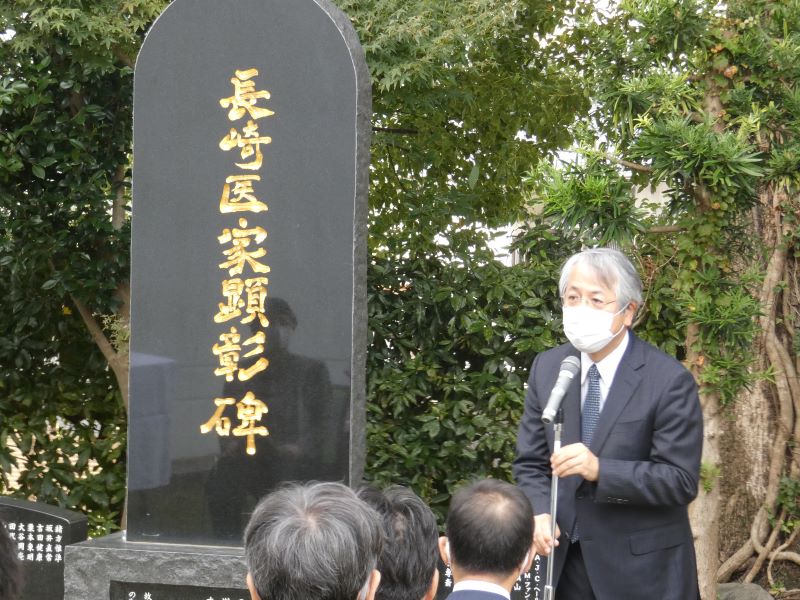 挨拶する医学部長