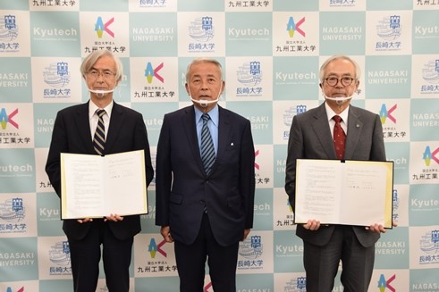 （左から）九州工業大学 尾家学長、九州経済連合会 麻生会長、河野学長