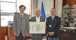 長崎の写真集約4万点の寄贈に対し感謝状を贈呈