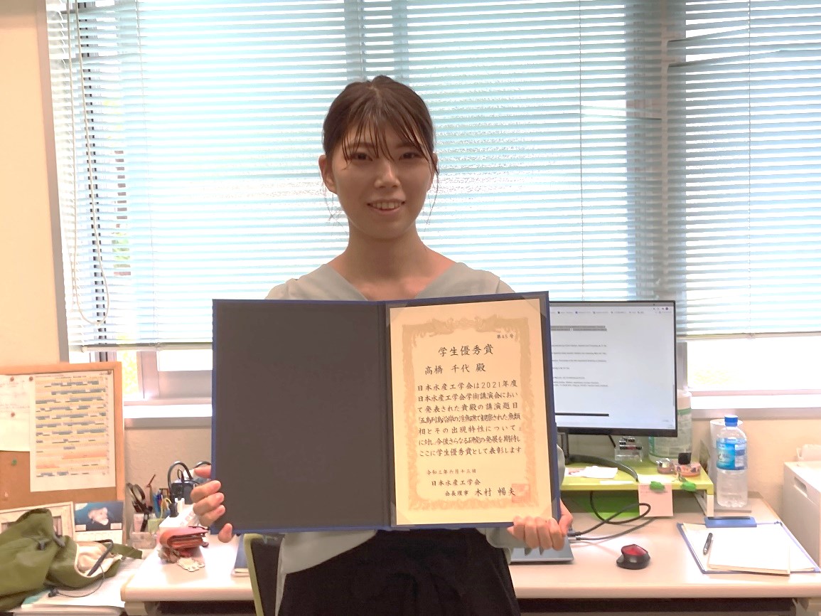 Ms. Takahashi with her award certificate.