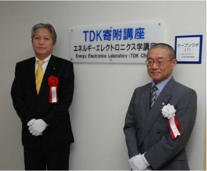 左から上釜社長，齋藤学長