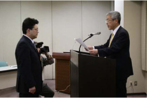 河野医学部長から賞状を授与される末吉助教