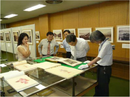 附属図書館古写真展示室視察風景