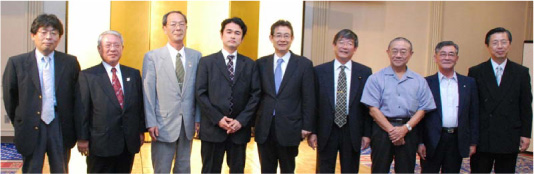 左から石井理事，太田長崎市教育長，寺田長崎県教育長，堀教員養成企画室長， 渡邉上越教育大学長，冨岡衆議院議員，齋藤学長，谷山理事，村田研究科長