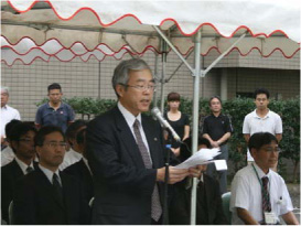 慰霊の辞を述べる河野医学部長