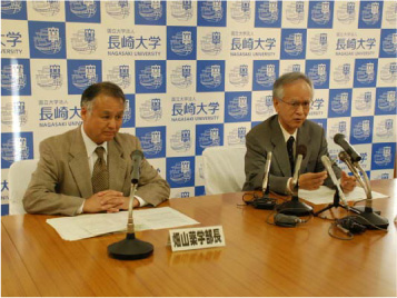 下村先生への名誉博士の称号授与を発表する片峰学長(右）と畑山薬学部長