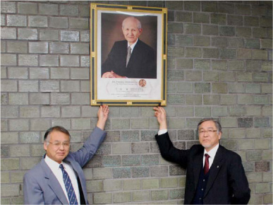 上掲を行う畑山薬学部長(左）と中島副学長