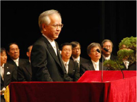 告辞を述べる片峰学長