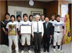 学長室での集合写真