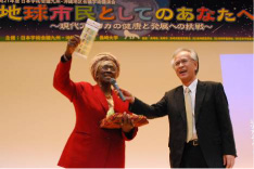 片峰学長（右）による ウェレ博士への記念品贈呈