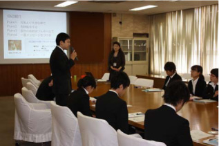 自己紹介の仕方を学ぶ実習生