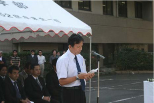 慰霊の辞を述べる松山医学部長