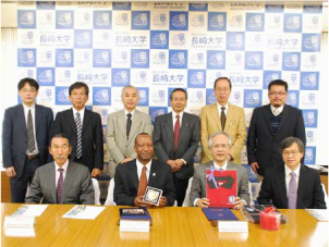 関係者との記念撮影