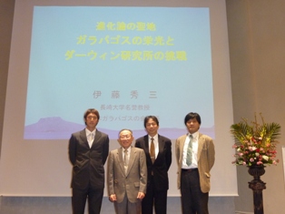 左から：井山さん，伊藤名誉教授，松山医学部長，伊藤副医学部長