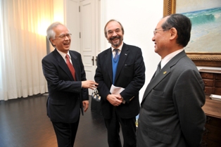 片峰学長，Antonio Marques 副学長，四宮大使