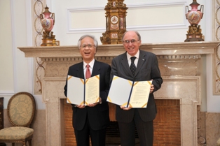 片峰学長とMarques dos Santos学長