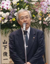 式辞を述べる河野病院長