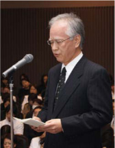 追悼の辞を述べる片峰学長