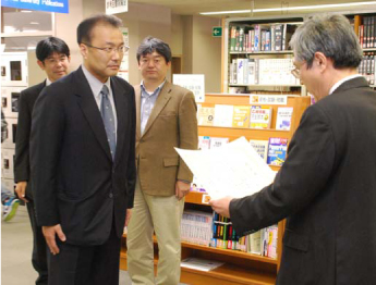 柴多図書館長からの感謝状の贈呈 （医学部卒業生代表の福島氏と後方左から草野洋介氏， 松本武浩氏）