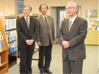 祝辞を述べる片峰学長 （後方左から柴多図書館長，森医学分館長）