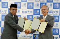 握手を交わすAbdul Jabarsyah 学長と片峰学長