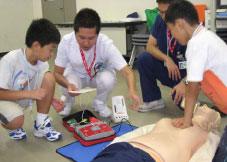 AED を使った救命処置