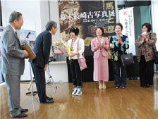 附属図書館長より２万人目の方へ花束の贈呈