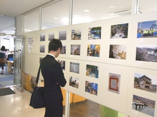 展示写真の見学