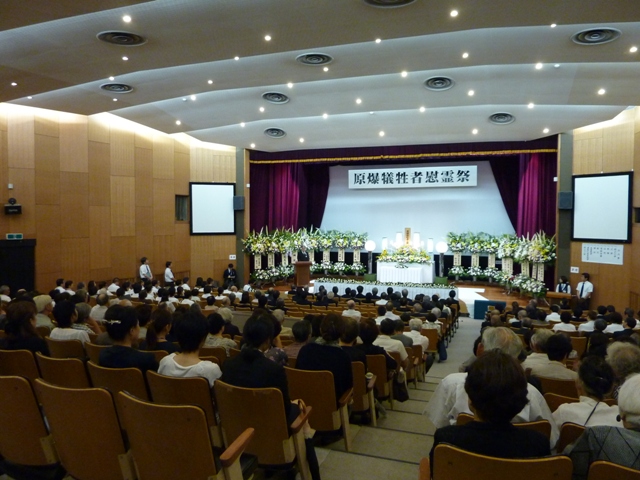 厳粛な雰囲気の慰霊祭会場