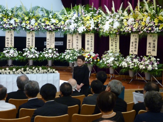 ご遺族を代表して挨拶される山根氏