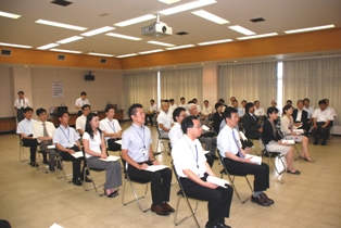 学長の挨拶に耳を傾ける表彰者たち