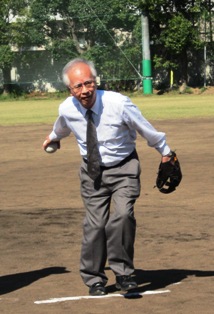 始球式で投球する片峰学長