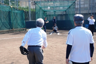 始球式で投球する片峰学長?