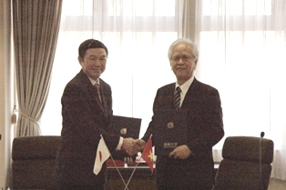 Nguyen Tran Hien所長と片峰学長