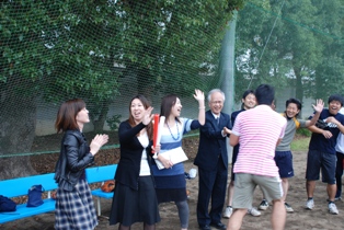 学長ともハイタッチ