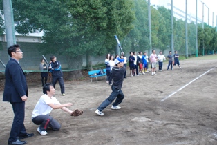 ヒットを打つ若手チーム主将