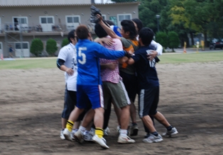 初勝利の喜びをわかちあう若手チーム