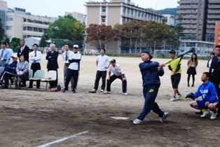 ヒットを打つ壮年チーム