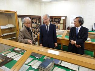 医学史料展示室（左から：佐藤俊道氏、片峰学長、姫野館長）