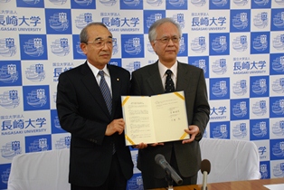 宮脇頭取（左）と片峰学長（右）