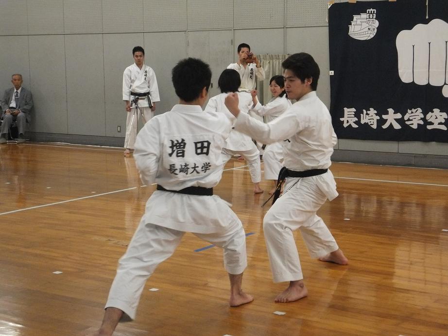 長崎大学空手道部員による演舞