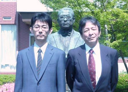 故 角尾 晋 元長崎医科大学長の胸像前にて