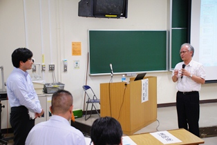 謝辞を述べる片峰学長