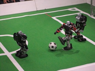 華麗にサッカーをするロボットたち