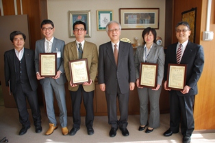 片峰学長と受賞者たち