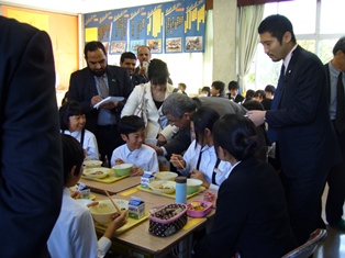 附属小学校での給食視察