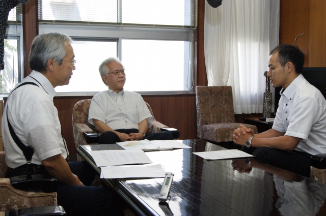 片峰学長（写真中央）、河野病院長（写真左）に挨拶する吉田看護師