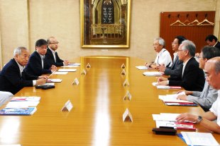 片峰学長（右側中央）と懇談する谷川副大臣（左手前）